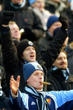 Supporter röker segercigarr