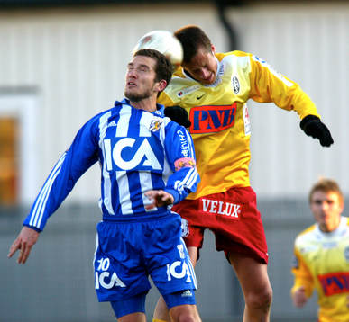 Martin Ericsson i höjdduell med en BOIS-spelare
