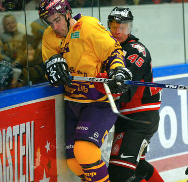 Johan Norgren, Malmö, trycker dit Mathias Johansson,