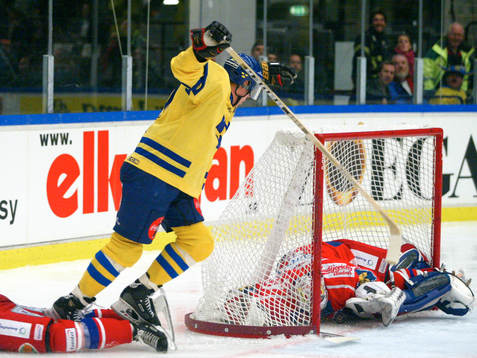 Niklas Anger, Sverige gör 2-1 men målet döms bort