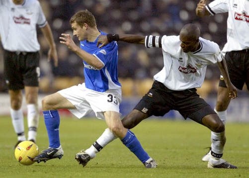 Ian Westlake, Ipswich, hålls tillbaka av  Ian Taylor, Derby