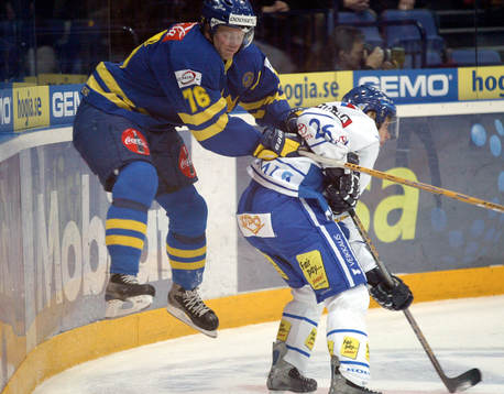 Johan Davidsson, Sverige, hoppar högt bakom Jan Laakkonen,
