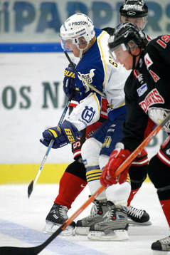 Per-Åge Skröder, HV71 omgiven av Malmöspelare