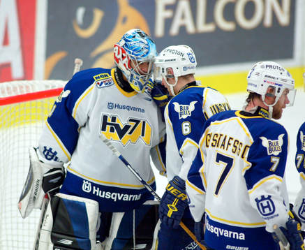 Stefan Liv, målvakt, HV 71, grattas av bl.a Daniel