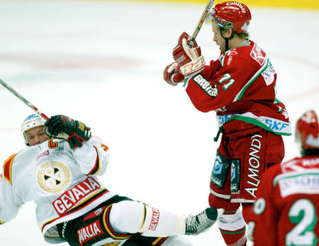 Tomi Kallio, Frölunda ger Tommy Sjödin, Brynäs en