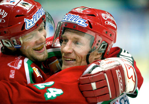 Tomi Kallio gratulerar Niklas Andersson