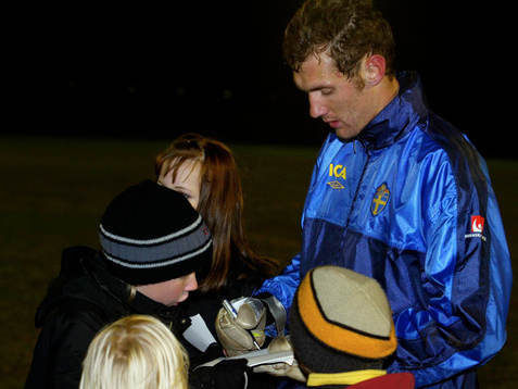 Andreas Isaksson skriver autografer