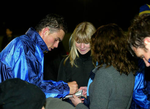 Johan Elmander skriver autografer
