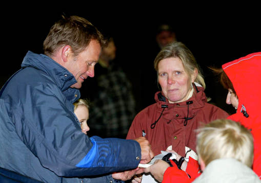 Torbjörn Nilsson skriver autografer