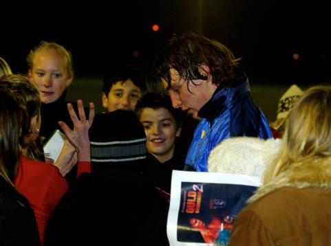 Kim Källström skriver autografer