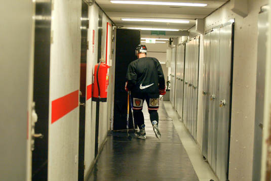 Ishockey. Malmö IF. Kris. MiF-spelare på väg in till