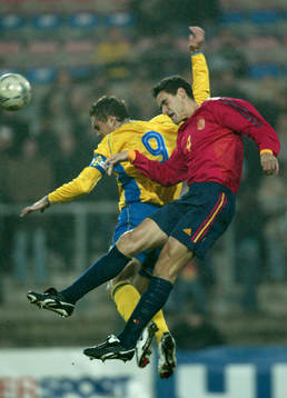 Johan Elmander trycks i ryggen av Pablo