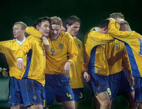 Kim Källström har gjort 2-0 och grattas