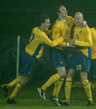 1-0, Alexander Farnerud grattas av 2-0 skytten Kim
