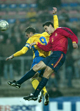 Johan Elmander trycks i ryggen av Pablo