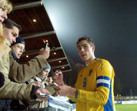 Johan Elmander skriver autografer