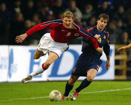 Tore Andre Flo, Norge fälls av David Albelda, Spanien