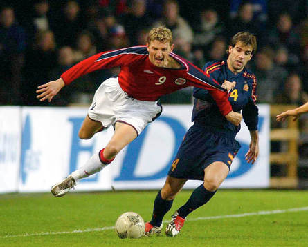 Tore Andre Flo, Norge fälls av David Albelda, Spanien