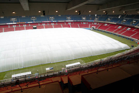 Fotboll, Paris St Germains stadion med en ny sorts regnskydd