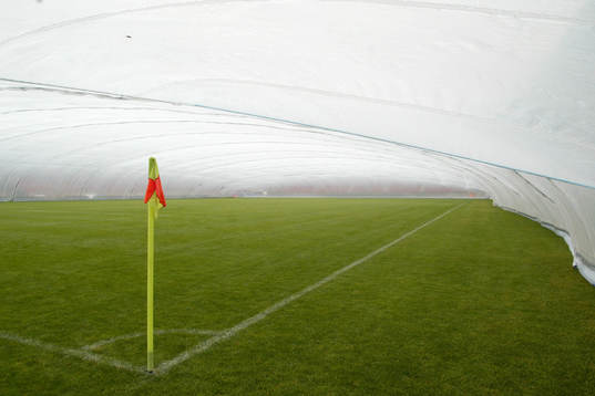 Fotboll, Paris St Germains stadion med en ny sorts regnskydd