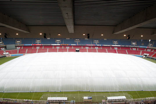 Fotboll, Paris St Germains stadion med en ny sorts regnskydd