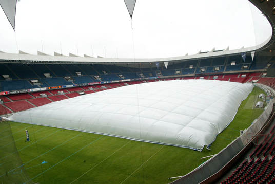 Fotboll, Paris St Germains stadion med en ny sorts regnskydd