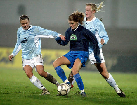 Karolina Westberg och Nilla Fischer, Malmö, omringar en