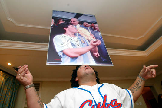 Maradona balanserar ett självporträtt på pannan