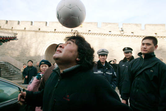 Maradona nickar i Kina