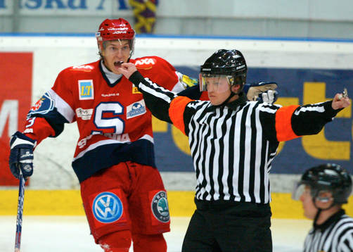 Robert Lahti, domare dömer bort mål från Gabriel