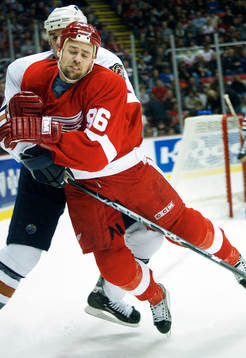 Här skadar  Tomas Holmström sin högra axel när han