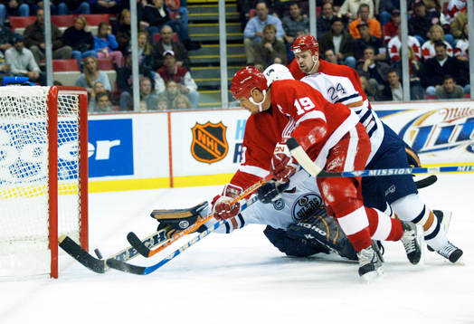 Steve Yzerman, målskytt ochTomas Holmström, assist