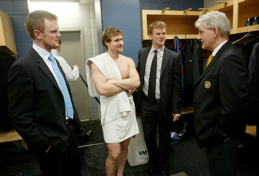 Henrik Sedin, Markus Näslund och Daniel Sedin träffar