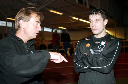 Tom Prahl, tränare instruerar nyförvärvet Igor