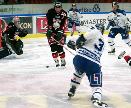 Målskytten Johan Rosén, Leksand skjuter. Peter Andersson,