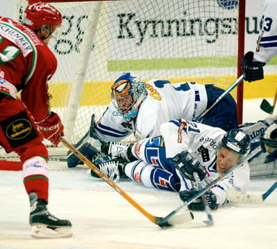 Daniel Sperrle, målvakt och Peter Casparsson på fall när