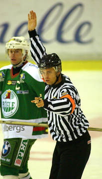 Domaren Niklas Persson, hade mycket att göra
