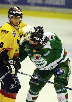 Västerås Andreas Lindh håller hårt i Rögles Björn
