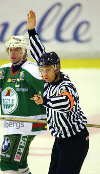 Domaren Niklas Persson, hade mycket att göra