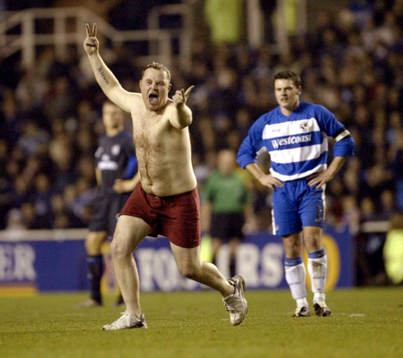Chelsea streaker springer på planen
