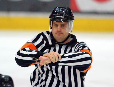 Stefan Danielsson, domare. Tecken, visselpipa