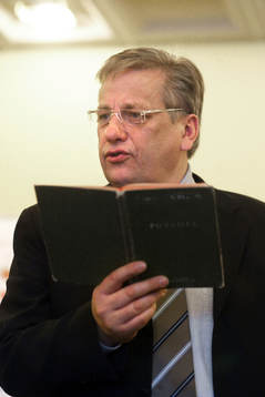 Tommy Söderberg, förbundskapten, tränare, läser högt