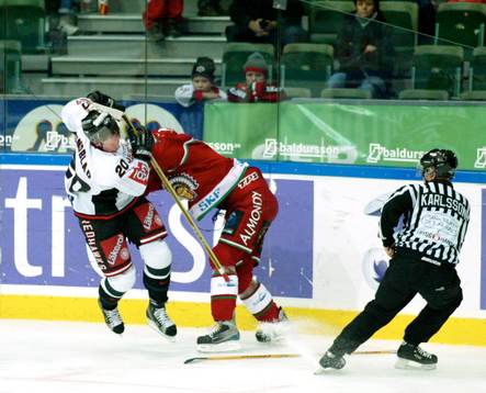 Jens Karlsson, Frölunda klipper till Mikael Wahlberg,