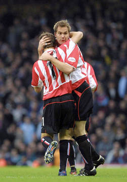 Sunderland's Jason McAteer jublar med Tommy Smith