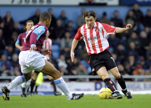 Sunderland's John Oster med boll