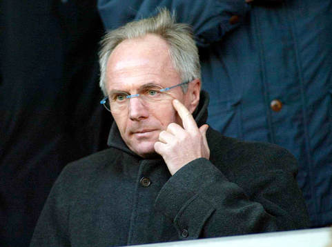 Sven Göran Eriksson(Svennis, Sven-Göran) tittar på