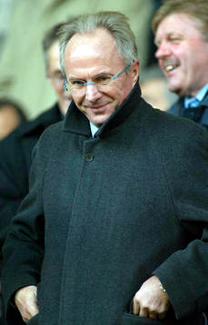 Sven Göran Eriksson (Svennis, Sven-Göran)  tittar på