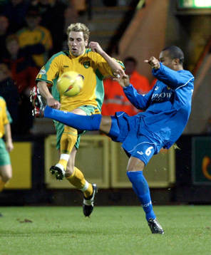 Darren Huckerby mot Danny Gabbidon