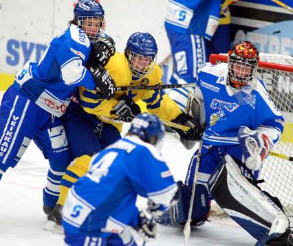 Ishockey. U16. Sverige - Finland. Oskar Johansson kämpar