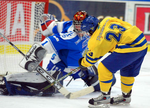 Patrik Lund skapar målchans. Men